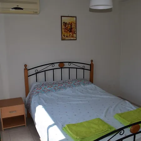 Direct Psarolimano Court * لارنكا
